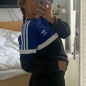 ADIDAS collegetröja - Retro collegetröja från Adidas i strlk S. Tröjan är använd men i fint skick.   70% bomull, 30% polyester. Färgerna är svart, vitt och marinblått.