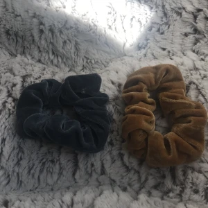 Två scrunchies - Två super fina scrunchies säljer båda två