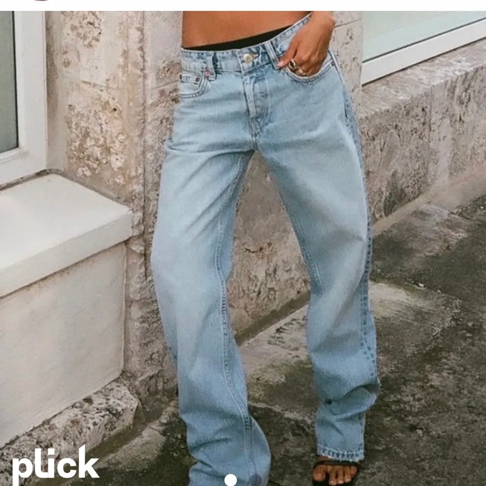 Midwaist jeanst i strl 36. Köpta från pull and bear och är sparsamt använda.💕💕💕 Kolla gärna in min profil🌺🌺. Jeans & Byxor.