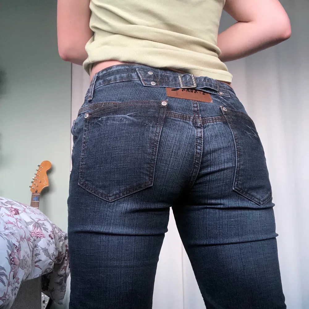 Coola low waisted jeans! Jeansen är bootcut och har snygga detaljer! Byxorna är nästan oanvända och har en väldigt bra passform. De kan passa både kortare och länge personer. Jag är 160cm och har vikt upp dem. Kontakta mig vid frågor<3 . Jeans & Byxor.