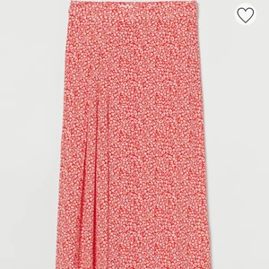 Blommig kjol - Så fin kjol från hm, oanvänd med prislapp kvar. Mönstret är bild nr 1 och modellen är bild nr 2🫶🏽 Nypris 199kr💕💕