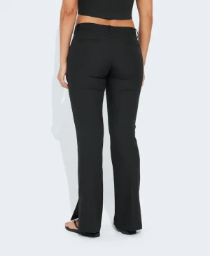 Bikbok kostymbyxor Vera - Säljer helt oanvända kostymbyxor från Bikbok som är slutsålda i modellen Vera (lågmidjade). Storleken är mer av en 34a än en 36a💕 (Lånade bilder från hemsida).  Köp direkt för 500 + frakt!! 