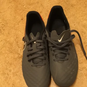 Nike fotbollsskor  - Fotbollsskor i skick som nya str 39. Kan skickas mottagaren betalar porto