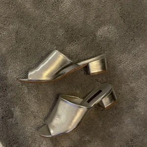 Silvriga klackar - Säljer mina silvriga mules stl. 36 med bekväm låg klack, använda vid två tillfällen men nu är det dags att dom får klacka vidare. 🪩Säljer för 150 kr exklusive frakt, alternativt mötas upp. 