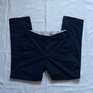 Dickies 874 Byxor - 2 dickies byxor köpte varje ny för 749kr, använd och tvättad några gånger.  Inte min stil längre.  En för 500 eller båda för 800.