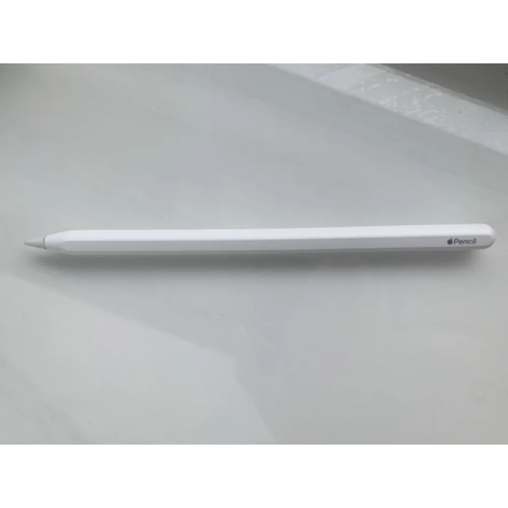 Säljer min Apple Pen Gen 2 då den inte kommer till användning längre. Den är sparsamt använd och i fint skick:) Orginalbox finns tyvärr inte kvar🫶🏻 Nypris ligger på 1500kr. Övrigt.