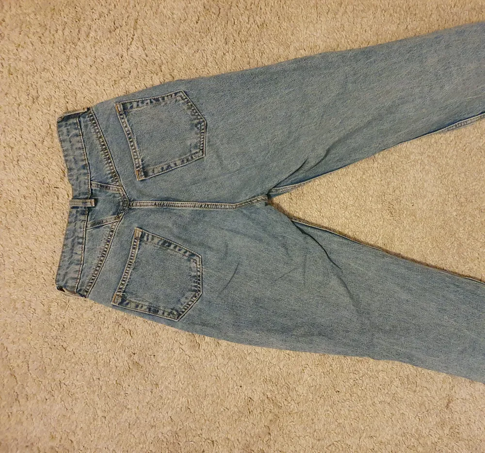 Blå mom jeans från h&m som tyvärr har blivit för tajta för mig. Köparen står för frakten. Skriv om du har frågor ❤️. Jeans & Byxor.