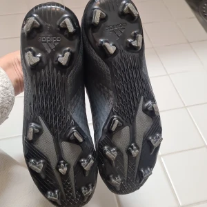 Adidas fotbollsskor - Fint skick, använda under våren på helger ibland.