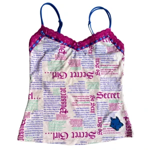 Y2k Printed Top - !-20%!Vackert vintage linne från 00-talet underbart fina detaljer!💕 Newspaper tryck, spets, satin band och en rosett med en dinglande blå ”diamant”😍 I perfekt skick! Storlek S!💕