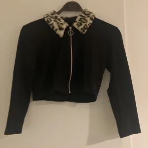 Pälskrage crop - En jättegullig croptop med pälskrage. Den har dragkedja och långa ärmar. Köpt secondhand. Skiljs ifrån den pga flytt💜