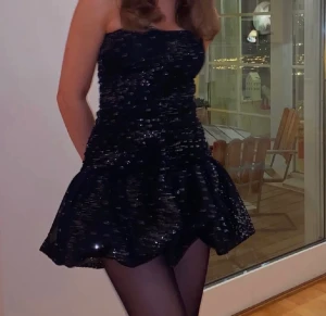 Maje klänning Roxanne - Majeklänning i modellen Roxanne! Säljer då den tyvärr ej kommit till användning så mycket! (Lånade bilder) Perfekt som jul- eller nyårsklänning. Prislappen är kvar och den är i nyskick🤩❤️