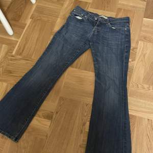 Jätte snygga Levis bootcut jeans💓säljer för att de inte kommer till användning. Inga slitningar förutom lite trasiga längst ner vid hälen. Priset är plus frakt👍midja 80cm och innerben 78cm