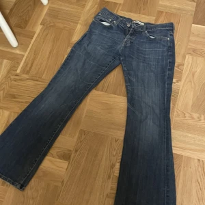 Lågmidjade Bootcut Jeans - Jätte snygga Levis bootcut jeans💓säljer för att de inte kommer till användning. Inga slitningar förutom lite trasiga längst ner vid hälen. Priset är plus frakt👍midja 80cm och innerben 78cm