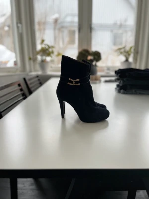 Mörkblå mocca stövletter - Mörkblå mocca stövletter från Tamaris, bekväma trots höga klackar. Använda några gånger men utan anmärkning 