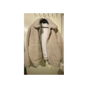 Oversized Teddy jacka  - Välanvänd jacka. Hel men nopprig. Där av billigt pris. Köparen står för frakten 