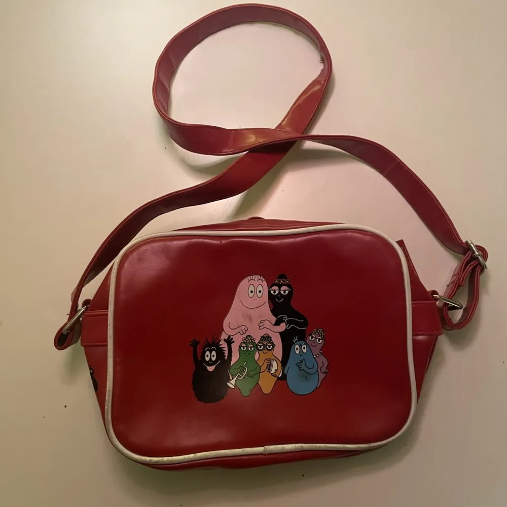 Röd söt Barbapappa väska med lite slitage. Bredd 24 cm Höjd 18cm  Ljup 11cm . Accessoarer.