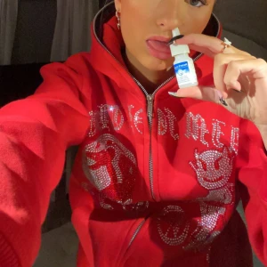 Aim For The Moon Hoodie - (OBS nuvarande bud är 550kr)🔥🚀 Säljer nu denna zip hoodie då den inte kommer till användning 🙁. Unisex modell i storlek xs. Passar även s. Använd fåtal gånger så i superbra skick!🥰 