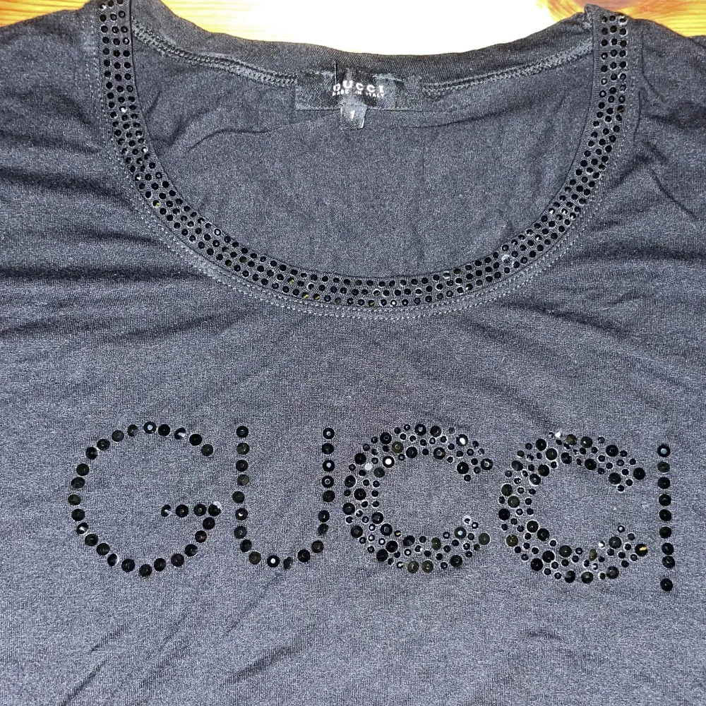 Svart Gucci T-Shirt med strass runt halsen och loggan. . T-shirts.