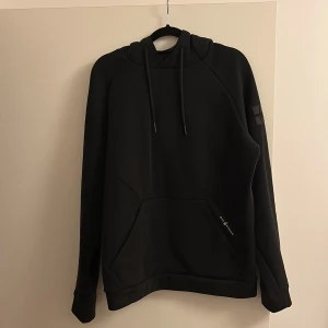 Sail Racing, hoodie - Svart Sail Racing-tröja med luva i strl Medium som är i fint skick.
