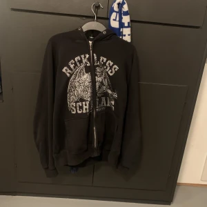 Reckless scholars hoodie - Reckless scholars hoodie i fint skick  Skriv för fler bilder:)