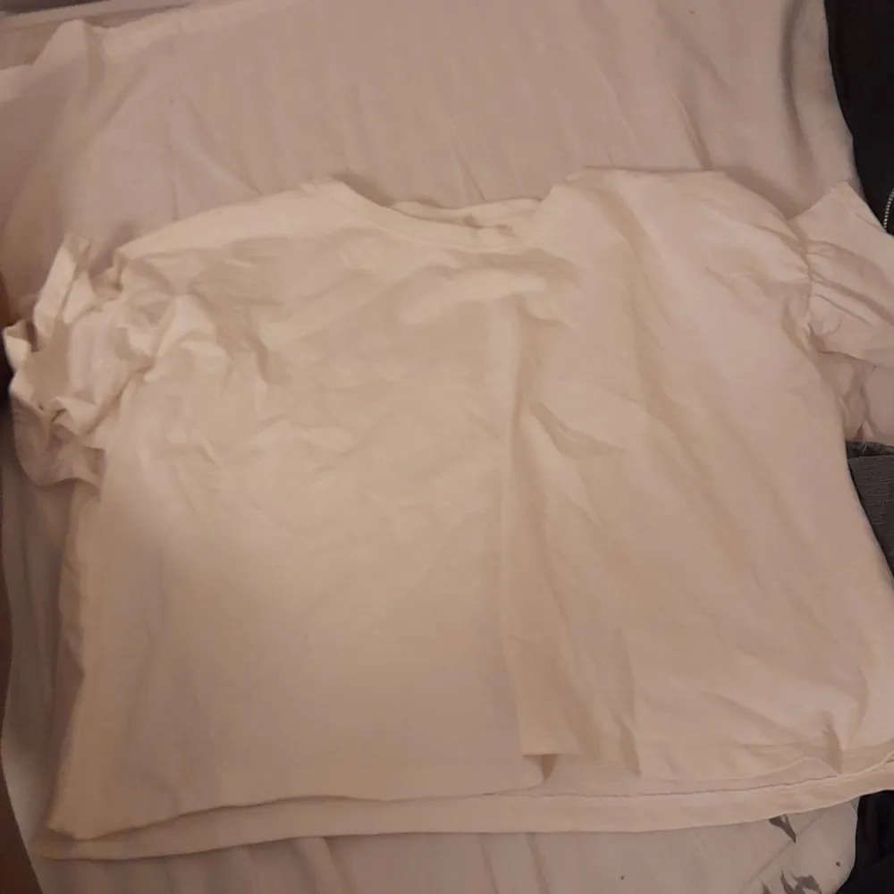 En vit tröja från hm. T-shirts.