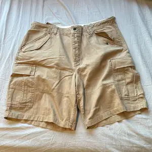 Beiga polo ralph lauren shorts som köptes för ett tag sen på secondhand, har inte använt sen de köptes. Midjan är 115cm men kan justeras till 100cm Priset kan diskuteras :) Bara i Göteborg