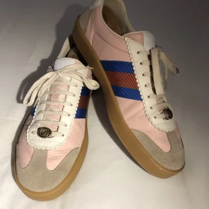 Gucci g74 - Gucci g74 sneakers size 43. Väldigt lite använda. Speciella skor man inte ser så ofta.  Kan mötas upp i Stockholm eller fraktas. 