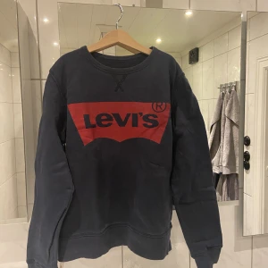 Levis Sweatshirt - Använd ett fåtal gånger Nypris 499:- Blå Batwingtröja med storlek 164cm Som ny i skicket