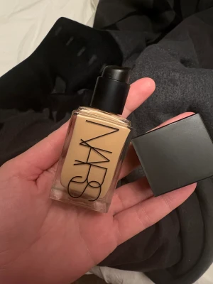 nars foundation  - Nars foundation, råkade köpa fel färg.  200kr + frakt