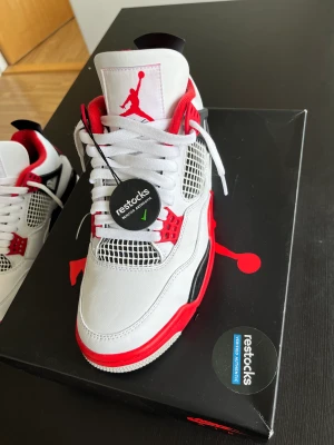 Jordan 4 Fire Red - Använt fåtal gånger Nyskick Kvitto finns med samt orginell låda  Storlek 42 Pris går att diskuteras vid snabb affär