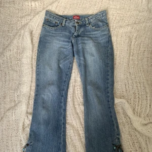Coola bootcut jeans - Lowrise Jeans från crocker med coola detaljer längst ned, säljer pga för små för mig. Jag brukar ha XS i jeans så skulle säga att dessa är XXS! 