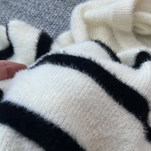 Stickad tröja  - Fin stickad tröja, märke på sista bilden, köpt på ASOS! Nypris 1200 ish! Använd väldigt lite 