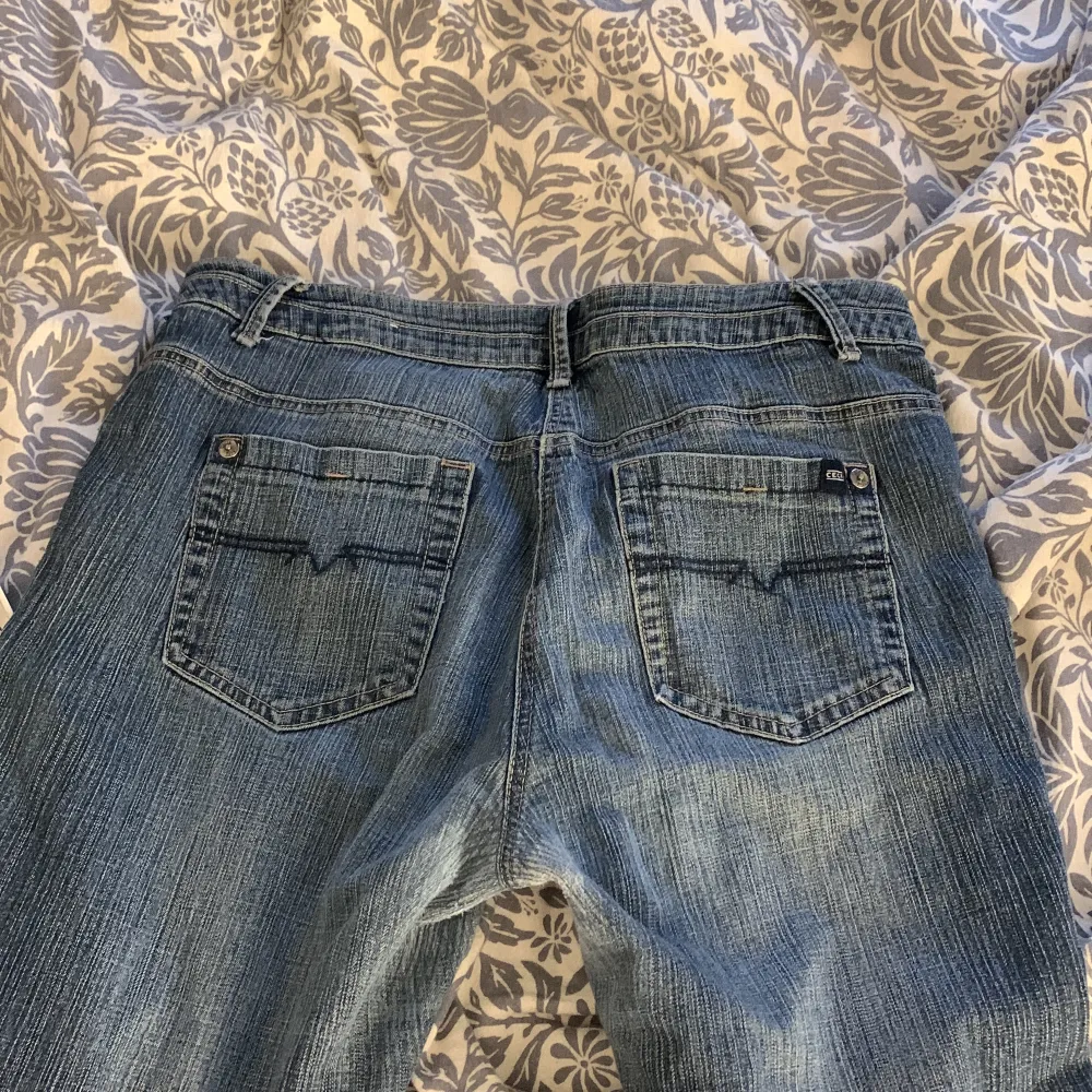 Jag säljer dessa jätte snygga blå lågmidjade jeansen. Jeans & Byxor.