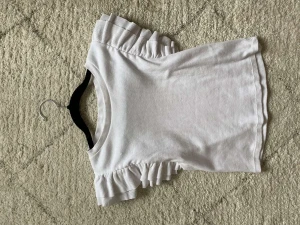 Vit tröja från Zara - Snygg vit tröja från zara som aldirg är använd. Hör vad om du har några frågor eller funderingar💖 Storlek: M (liten i storleken) passar längd 160