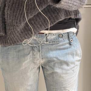 Köpta vintage i Paris, så snygga jeans i en ljus tvätt. Materialet är lite kostym aktigt.   Innerbenslängd: 87cm midjemått: 40cm
