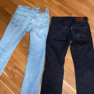 Tjena jag säljer mina två Levis jeans som har blivit försmå. Dem blåa är i nyskick som jag knappast använt storlek W29 L32. Dem svarta är lite mer använda har ett snusmärke på bakfickan och är lite urtvättade, storlek W31 L32. Pris kan diskuteras.
