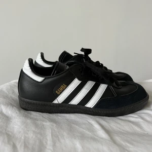 ADIDAS SAMBA - Ett par helt nya adidas samba i storlek 36 2/3!