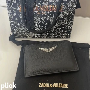 Korthållare Zadig - Säljer nu min korthållare från Zadig då jag fått en ny! Du får dustbag med ❤️