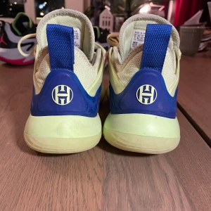 Basketskor  - Säljer ett par basketskor i fint skick. Märke - Adidas ”Harden stepback 2”. Storlek - 37 1/3 (ungdom) Nypris - 989 kr Mitt pris - 350 kr