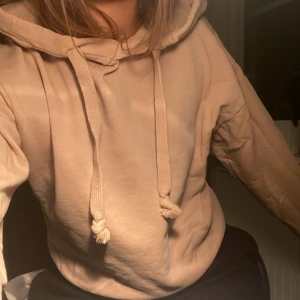 Hoodie - Beige hoodie från Nakd som inte kommer till användning längre. Storlek xs💕 köparen står för frakt!