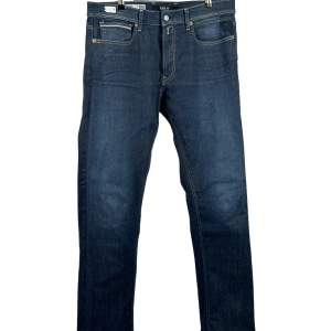 Marinblå jeans från Replay.  Denna modell har en normal passform.  Mått, i cm:  Midja: 88 Midjehöjd: 27 Lår: 60 Fotvidd: 40 Innersöm: 81
