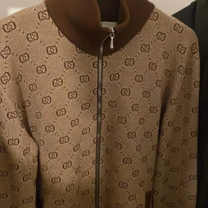 Gucci top - Säljer mest för att den är lite stor, size m (sitter som en mindre l)   Väldigt fint skick, 9/10 no flaws  Fler bilder ev bud skicka pm! mvh emil 