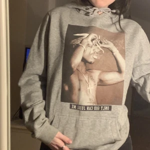 2pac hoodie - kommer ej till använding tyvärr har för många hoodies, skick som ny. 