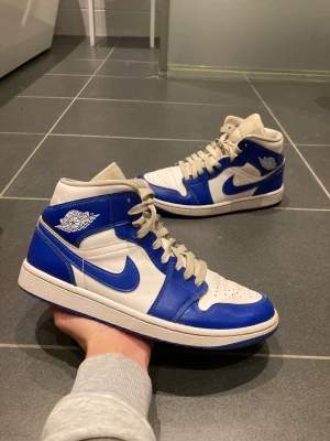 Jordan 1 mid - Storlek 40,5, ingen box, skick: 8,5/10, kan frakta och mötas upp 