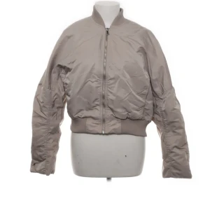 Oversized bomberjacka - Oversized bomberjacka på mig som är S/M i vanliga fall. Skitsnygg och slutsåld! 