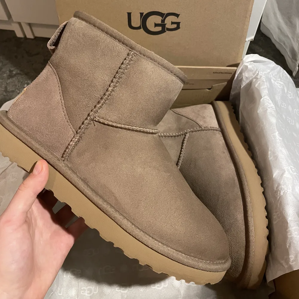 Jag säljer mina uggs i färgen caribou eftersom dem är för stora på mig. Jag har bara använt dem två gånger så dem är i väldigt fint skick. . Skor.