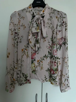 Knytblus  - Rosa knytblus med fint fall från Newhouse Sparsamt använd stor i storlek, jag använder vanligvis s-m