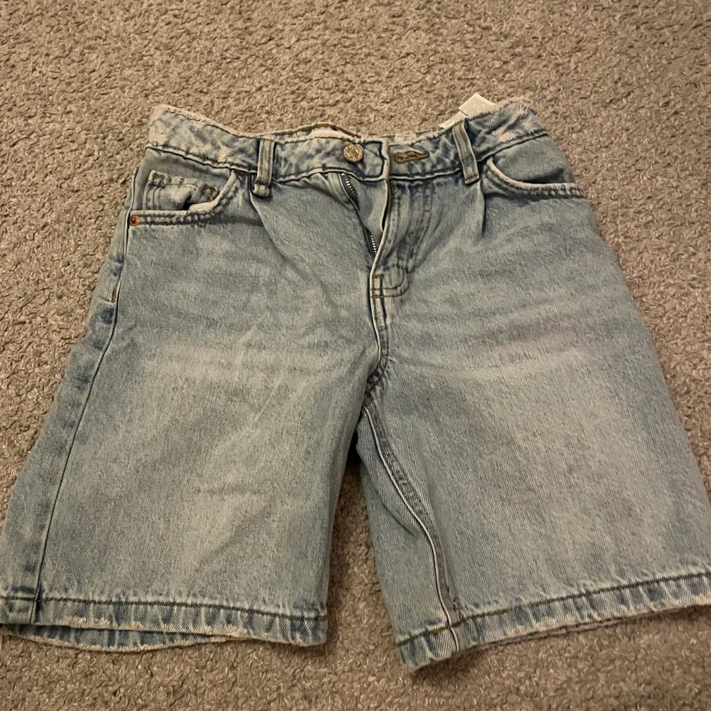 Två par jeansshorts. 50kr st.. Shorts.