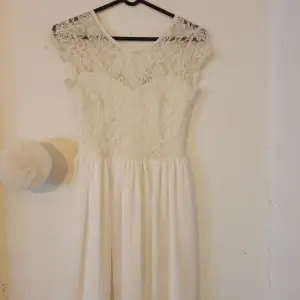Det är en fin vit klänningen som används ett få antal gånger. Säljer på grund av att jag inte använder den😊
