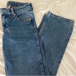 Weekday arrow jeans  - Säljer mina arrow jeans, storlek 25/32 Färgen är den som är på första bilden